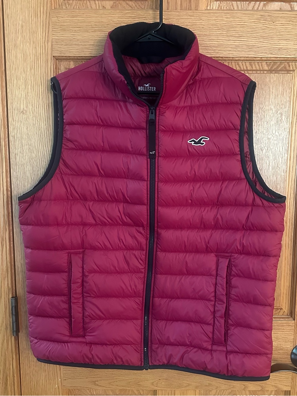 Hollister maroon puffer vest. Men’s size large.